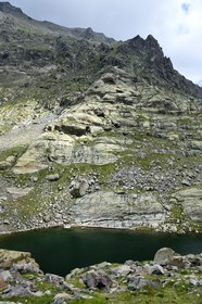 France, Alpes-Maritimes, parc national du Mercantour (Mercantour National Park), the Vallee des Merveilles (Valley of Wonders) scattered with thousands of rupestral engravings of the Bronze Age, hikers on the trail GR 52 along the Merveilles Lake at the foot of Mount Bego