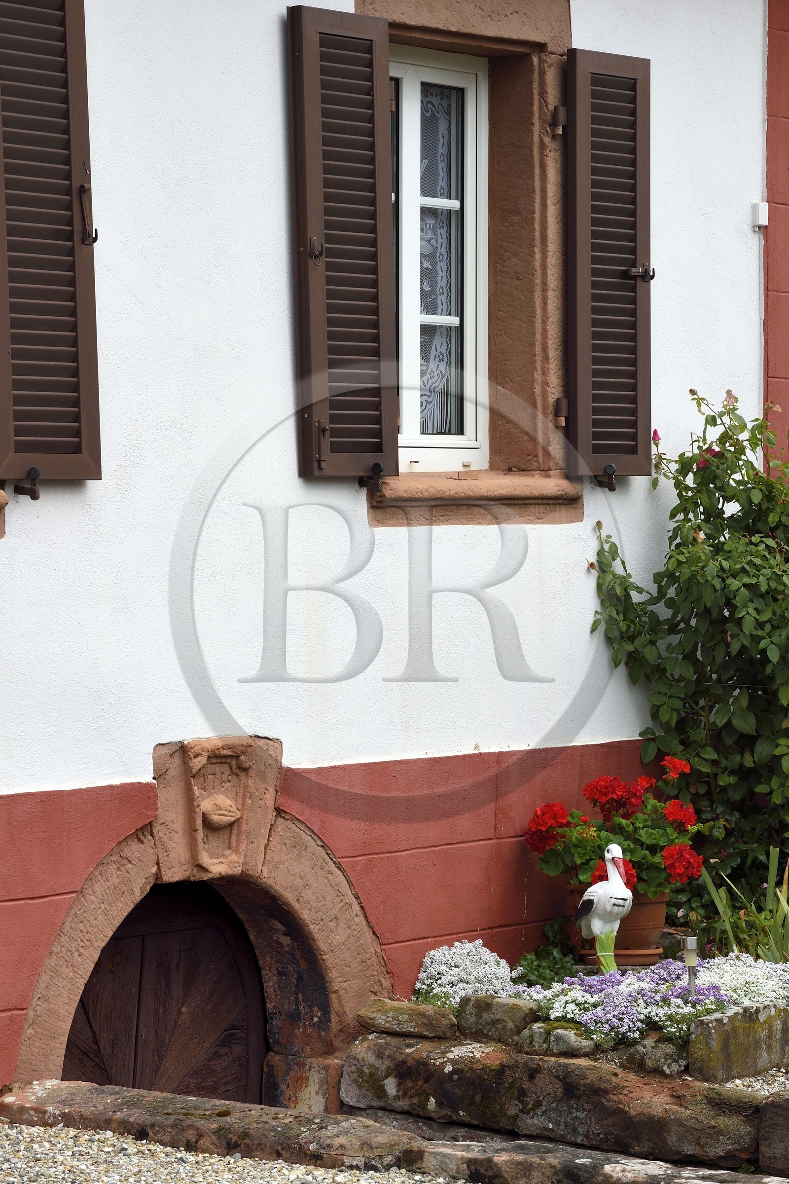 France, Bas-Rhin (67), Parc naturel régional des Vosges du Nord, Obersteinbach, entrée de la cave d'une maison traditionelle en pierre