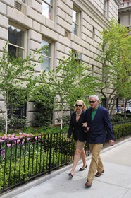 Etats-Unis, New York, Manhattan, Upper East side, couple chic sur Central Park East