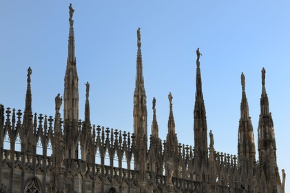 Italie, Lombardie, Milan, le Duomo dans le centre historique, cathédrale de style gothique flamboyant, les flèches surmontées de statues
