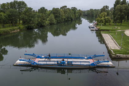 France, Charente-Maritime (17), Chaniers, bac permettant le passage sur la Charente et cycliste sur la véloroute La Flow Vélo (vue aérienne)