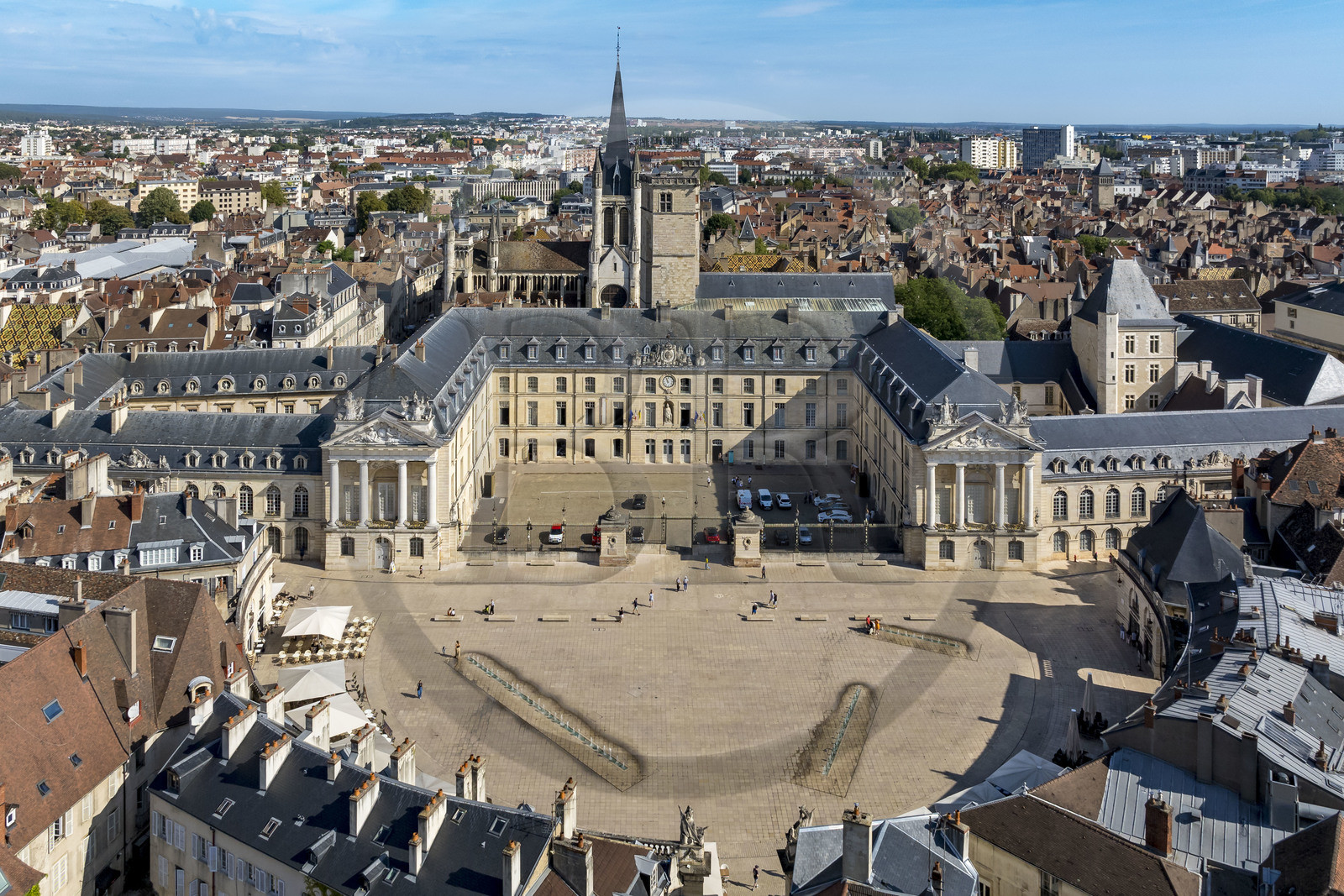 France, Côte-d'Or (21), Dijon, zone classée Patrimoine Mondial de l'UNESCO, palais des Ducs de Bourgogne sur la place de la Libération surmonté par la tour Philippe Le Bon (vue aérienne)