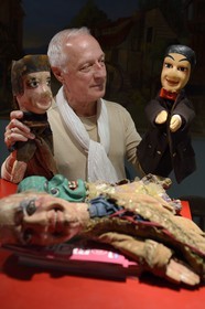 France, Rhône (69), Lyon, quartier de la Croix-Rousse, compagnie  Guignol un gone de Lyon, le marionnetiste Daniel Streble avec deux de ses Guignol qui ont plus de 180 ans