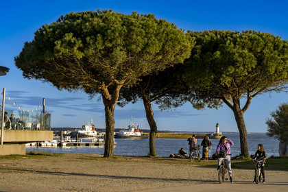 France, Loire Atlantique, Estuaire de la Loire, Saint Nazaire,  group of young people on the edge of the Quai de la Jetée at the end of the Grande Plage
