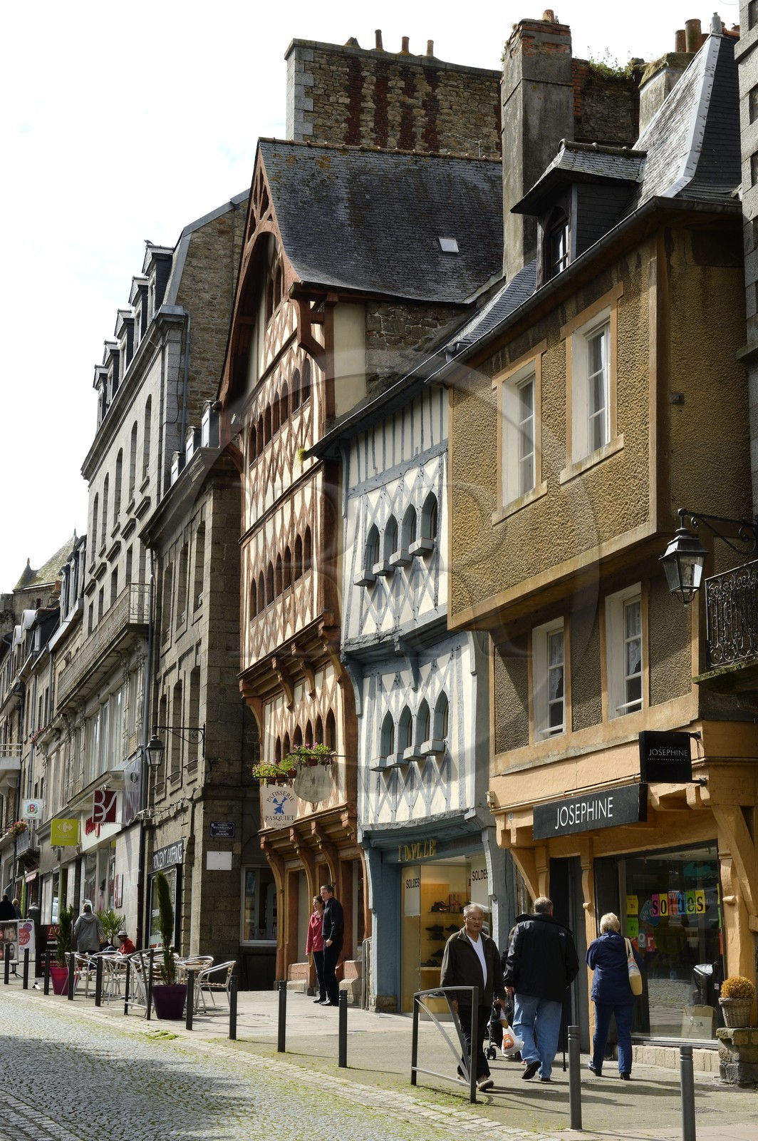 France, Côtes-d'Armor (22), Guingamp, pâtisserie Pasquiet dans les maisons à colombage de la Place du Centre