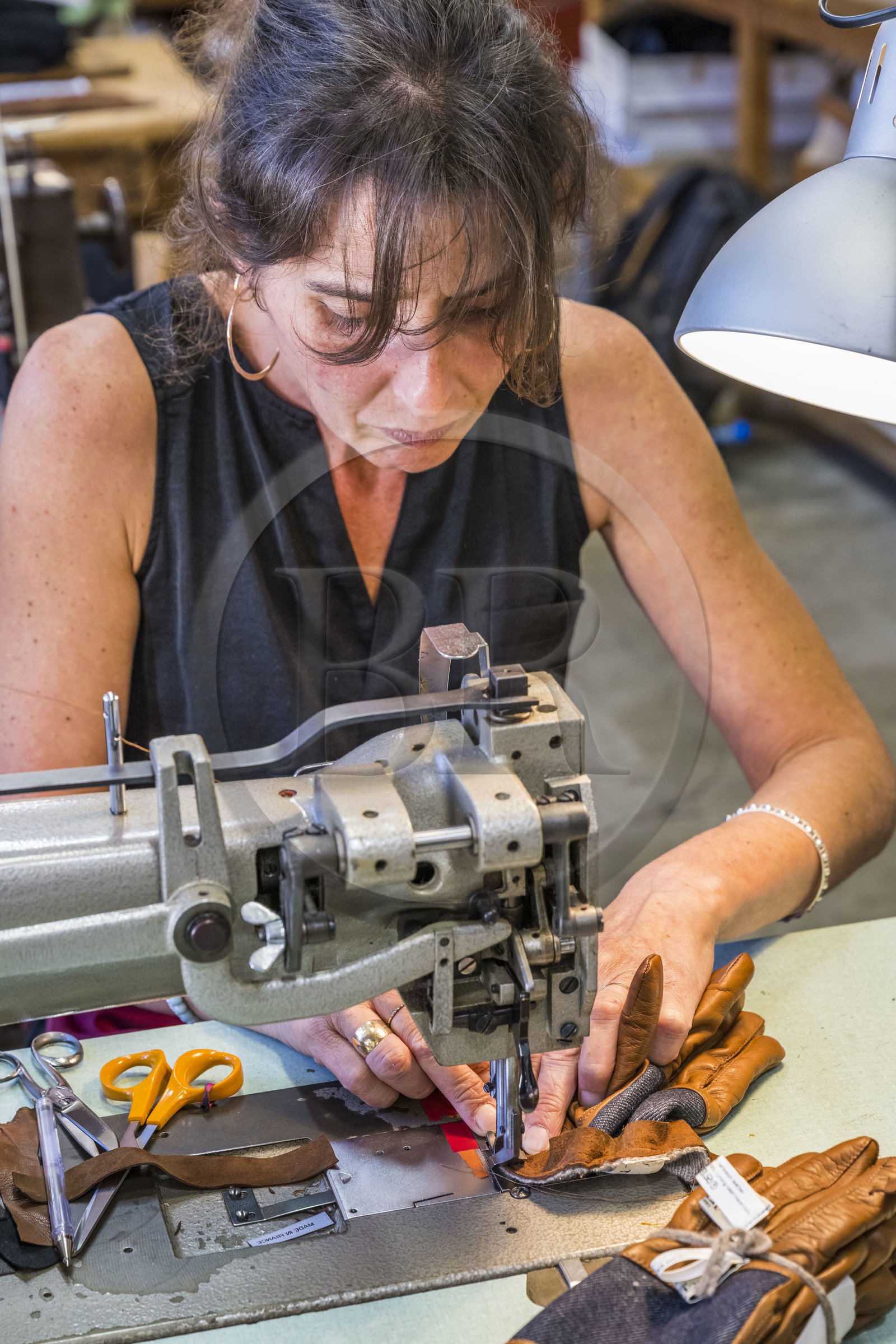 France, Aveyron (12), Millau, Maison Fabre (Ganterie Fabre), manufacture de gants familiale fondée en 1924, atelier de  fabrication de gants cousus en piqué anglais sur des anciennes machines