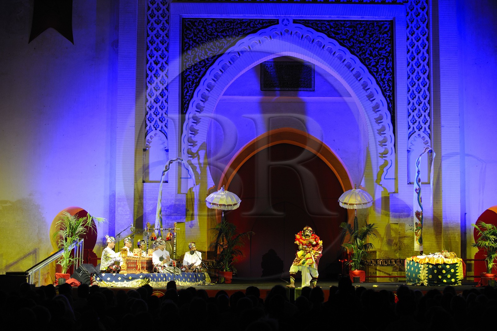 Maroc, Moyen Atlas, Fès, ville impériale, Porte Bab Makina, le festival de Musiques Sacrées du Monde, danse et chant traditionel de Bali par l'ensemble Panti Pusaka Budaya