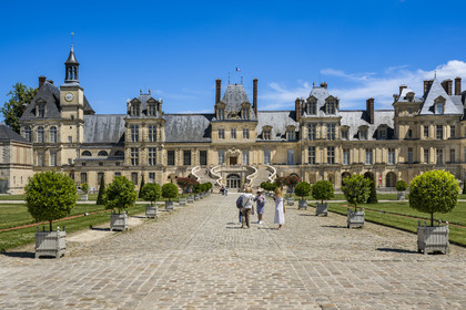France, Seine-et-Marne (77), Fontainebleau, chateau de Fontainebleau, classé Patrimoine Mondial par l'UNESCO, Cour du Cheval blanc, escalier du Fer-à-cheval réalisé en 1550 par Philibert Delorme puis refait entre 1632 et 1634 par Jean Androuet du Cerceau, il est composé de deux monumentales volées chantournées parallèles de 46 marches