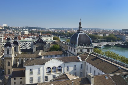 France, Rhône (69), Lyon, site historique classé Patrimoine Mondial de l'UNESCO, l'hôpital de l'Hôtel Dieu et le Grand dôme qui domine le Rhône