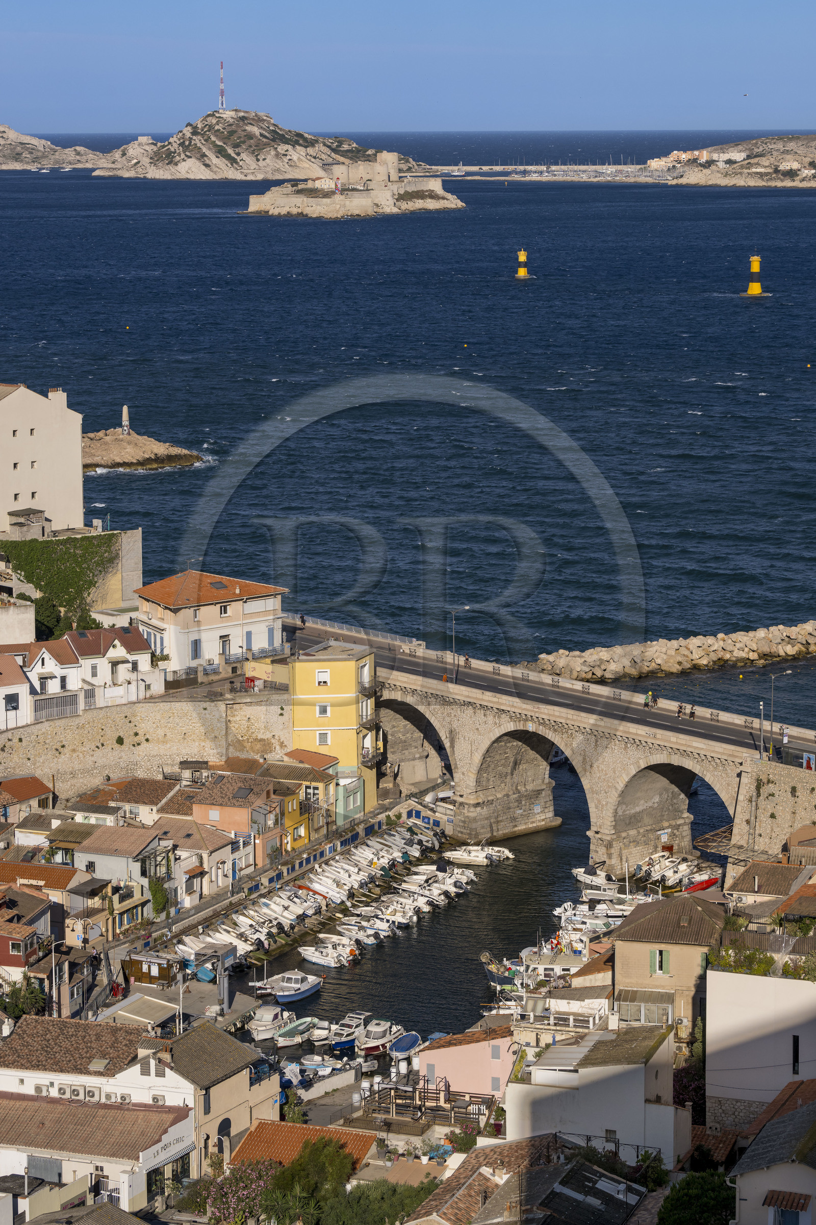 France, Bouches-du-Rhône (13), Marseille, quartier d'Endoume, le Vallon des Auffes et son petit port de pêche, l'archipel du Frioul avec le Chateau d'If en arrière plan