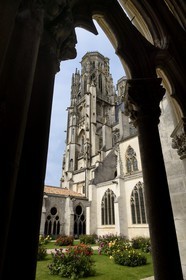 France, Meurthe-et-Moselle (54), Toul, la cathédrale Saint-Etienne depuis son cloitre