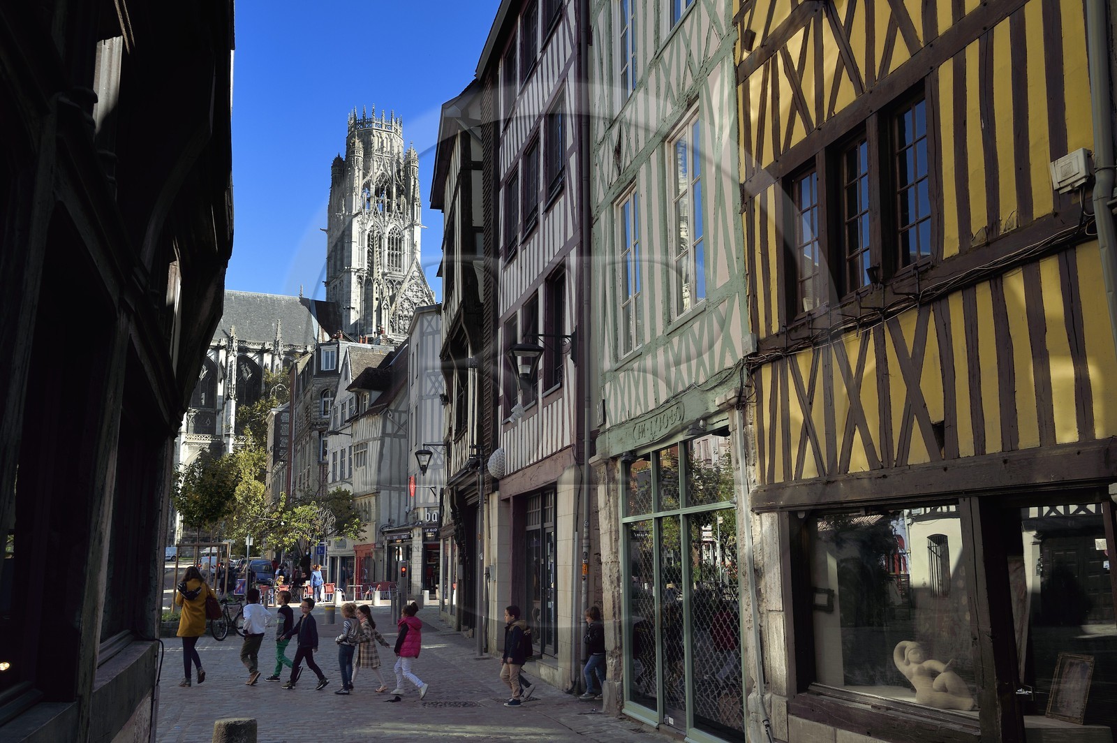 France, Seine-Maritime (76), Rouen, la très vieille rue Damiette et l'abbatiale Saint-Ouen en arrière plan