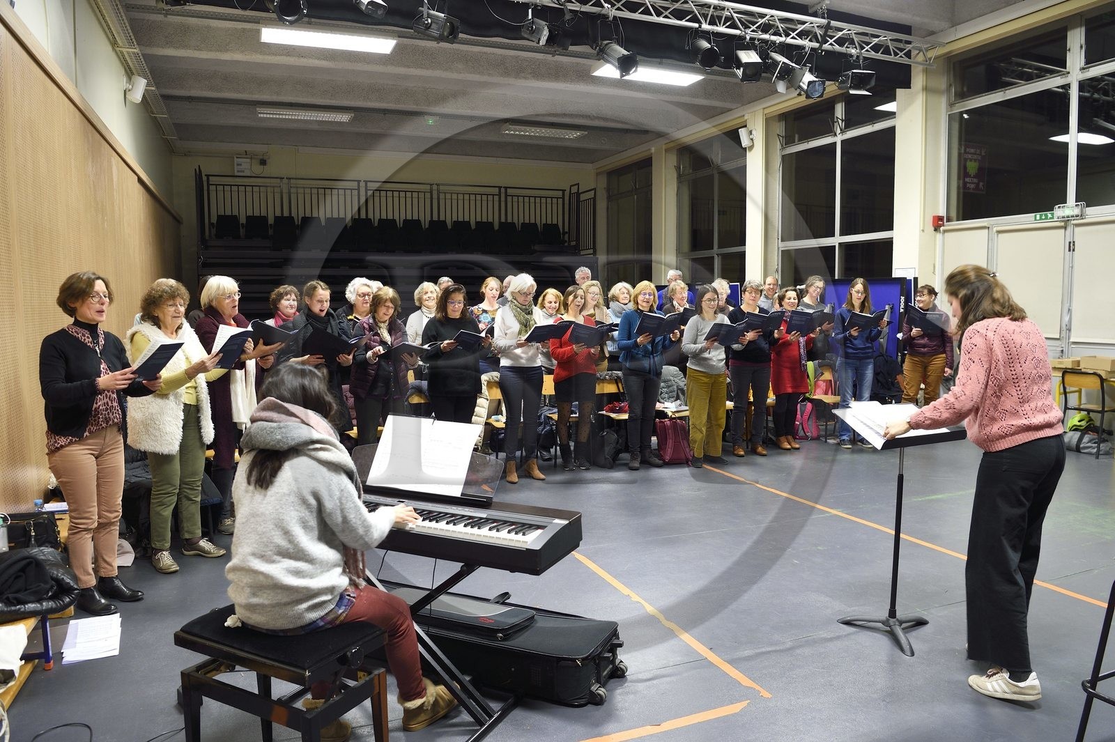 France, Bas-Rhin (67), Strasbourg, répétition de chants de Noël du Chœur de Saint-Guillaume sous la présidence de Nicolas Greib dans la salle de sport du Gymnase Jean Sturm