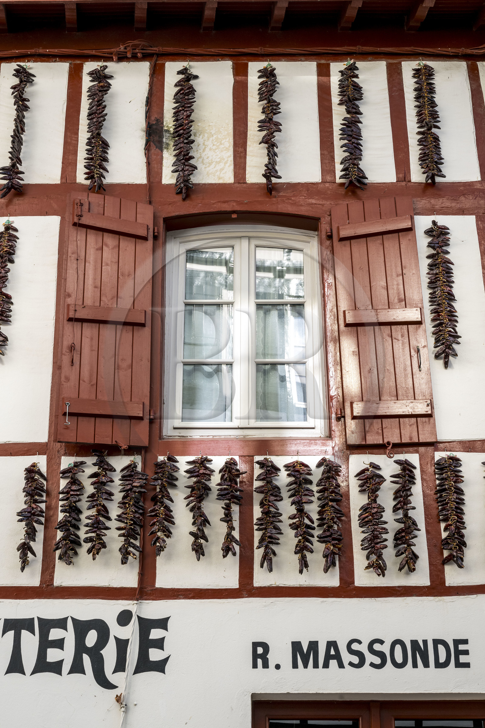 France, Pyrénées-Atlantiques (64), Pays-Basque, Espelette, séchage des piments d'Espelette aux facades des maisons du village