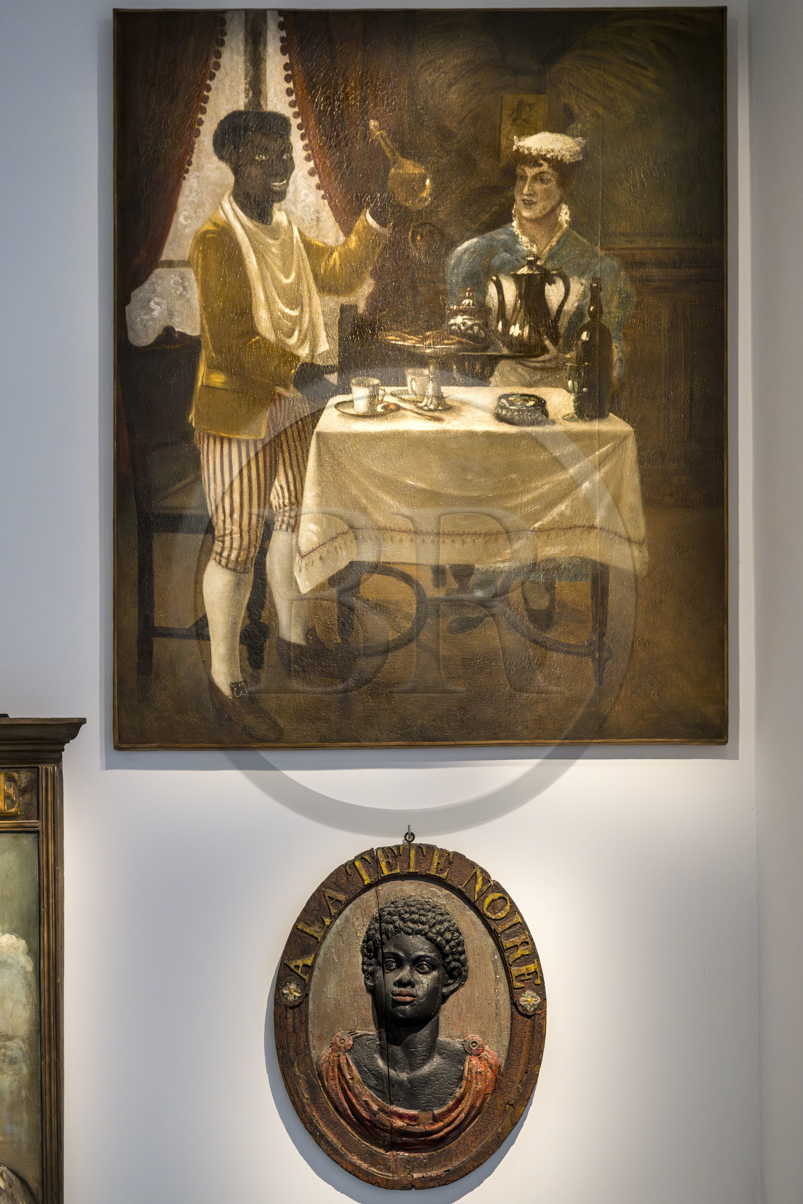 France, Paris (75), quartier du Marais, Musée Carnavalet, salle des enseignes de Paris, Au Nègre joyeux, enseigne d'épicerie de produits exotiques anciennement rue Mouffetard (1897) au dessus de A la tête noire, enseigne de marchand de vins anciennement rue du Faubourg Saint-Antoine (XVIIIe siècle)