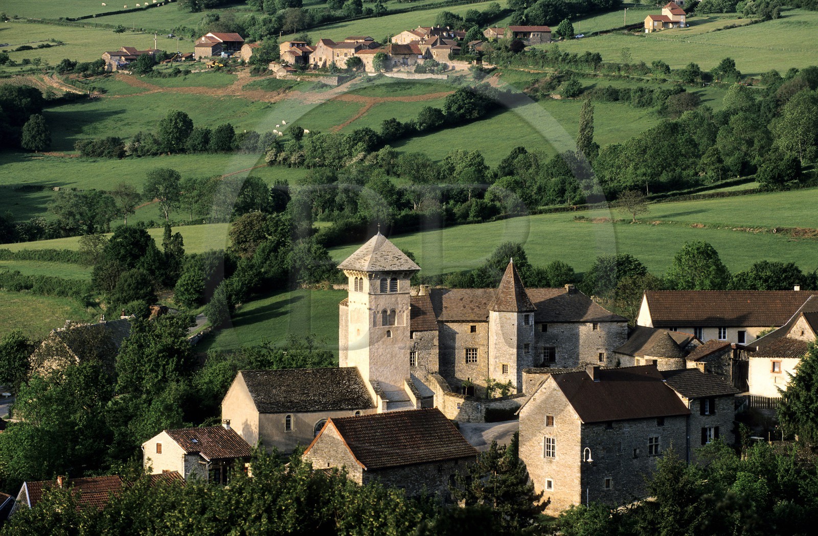 France, Saône-et-Loire (71), village de Blanot, l' Ancien prieuré attenant à l' église au clocher à toiture débordante
