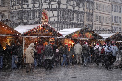 France, Bas Rhin (67), Strasbourg, cabane du marché de Noel place de la Cathedrale