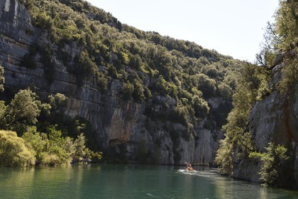 Var (83) rive gauche et Alpes-de-Haute-Provence (04) rive droite, Parc Naturel Régional du Verdon, Basses Gorges du Verdon en aval du lac de Sainte Croix, découverte en canoe des gorges de Baudinard
