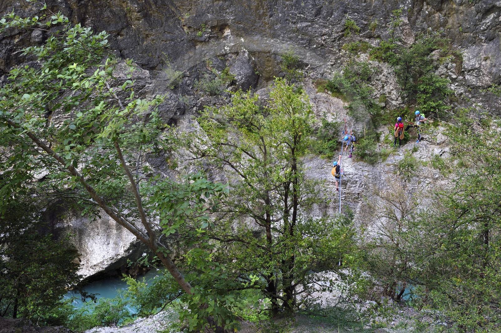 France, Alpes-de-Haute-Provence (04), Parc Naturel Régional du Verdon, Rougon, Grand Canyon du Verdon, la rivière du Verdon, grimpeurs sur une paroi des falaises du couloir Samson, vu depuis le sentier Blanc-Martel sur le GR4