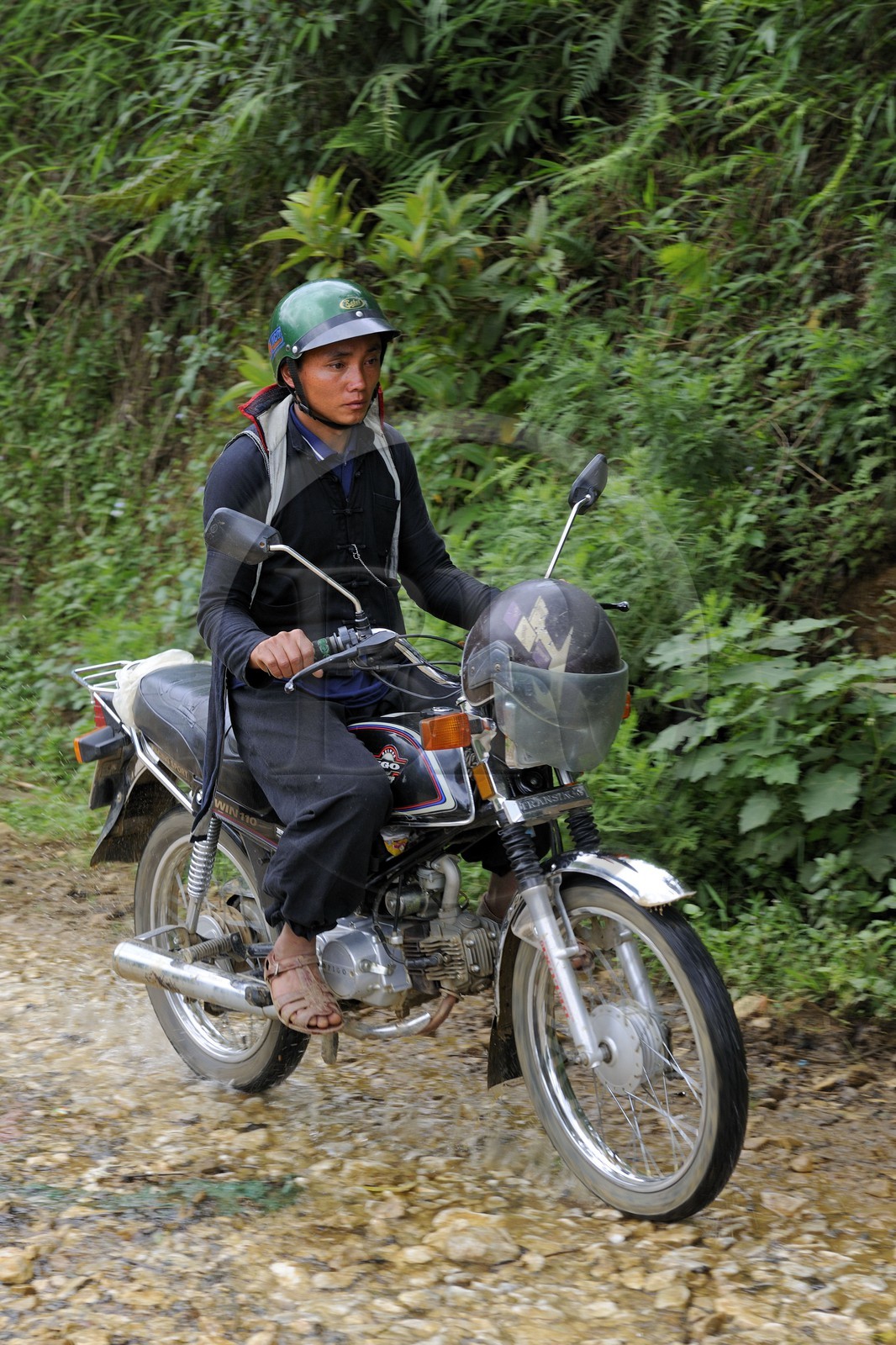 Vietnam, province de Lao Cai, région de Sapa, homme de la minorité Hmong Noir à moto