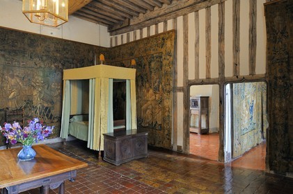France, Côte d'Or (21), Châteauneuf-en Auxois, labellisé Les Plus Beaux Villages de France, le château, le Grand Logis, chambre aux tapisseries