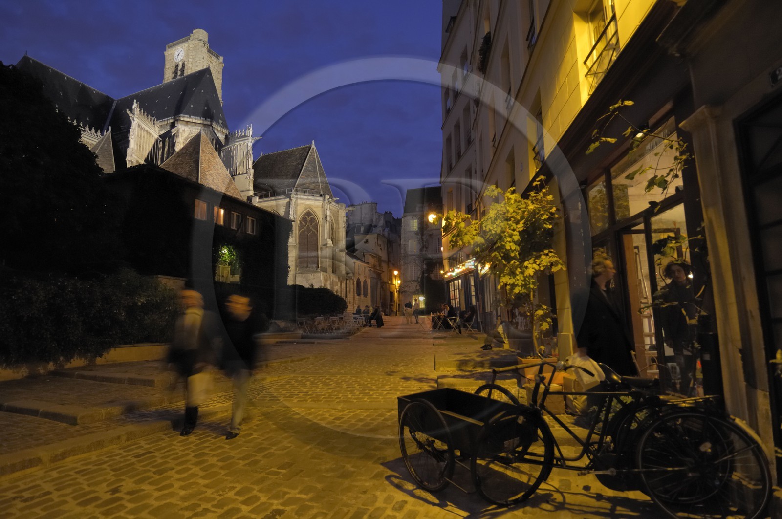 France, Paris (75), eglise Saint-Gervais-Saint-Protais et la rue des Barres de nuit