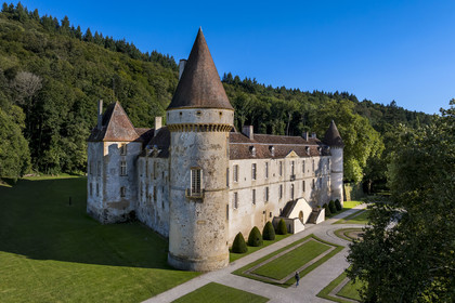 France, Nièvre (58), Parc naturel régional du Morvan, Bazoches, le chateau de Bazoches qui fut propriété du maréchal Sébastien le Prestre de Vauban (vue aérienne)