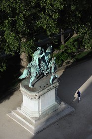 France, Paris (75), île de la Cité, statue équestre de Charlemagne sur le parvis de la cathédrale Notre-Dame