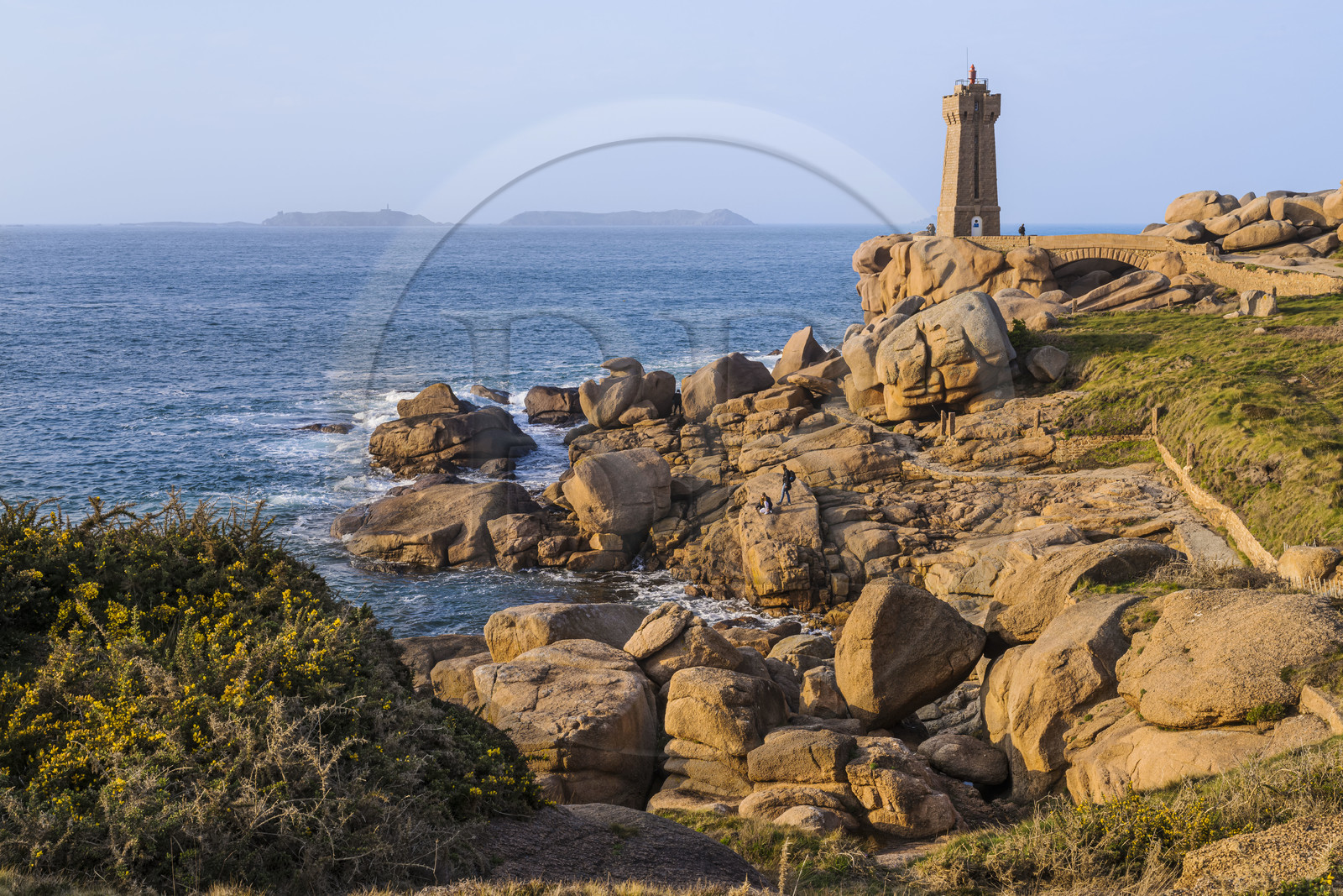 France, Côtes-d'Armor (22), Côte de Granit Rose, Perros-Guirec, Ploumanac'h, pointe de Skewell (Squéouel), le phare de Mean Ruz sur le sentier des Douaniers aussi chemin de Grande Randonnée GR 34