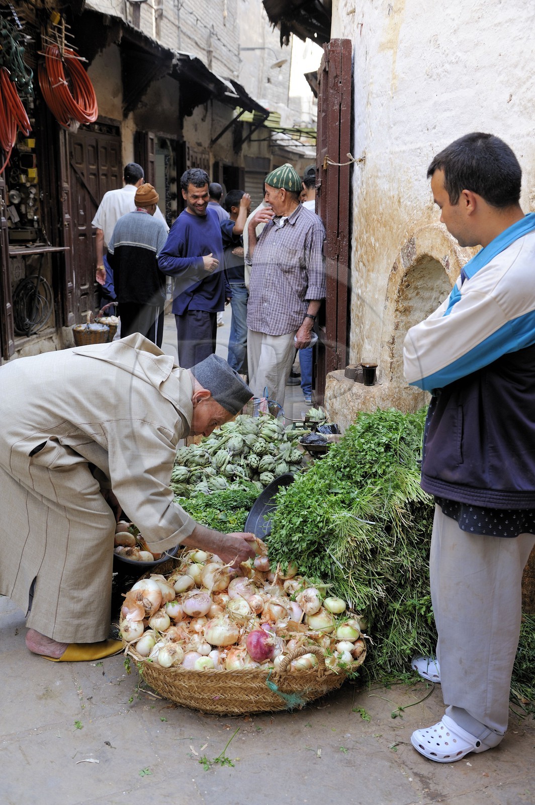 Maroc, Moyen Atlas, Fès, ville impériale, médina classée Patrimoine Mondial de l'UNESCO, Fès el Bali, achat de légumes dans les rue du souk