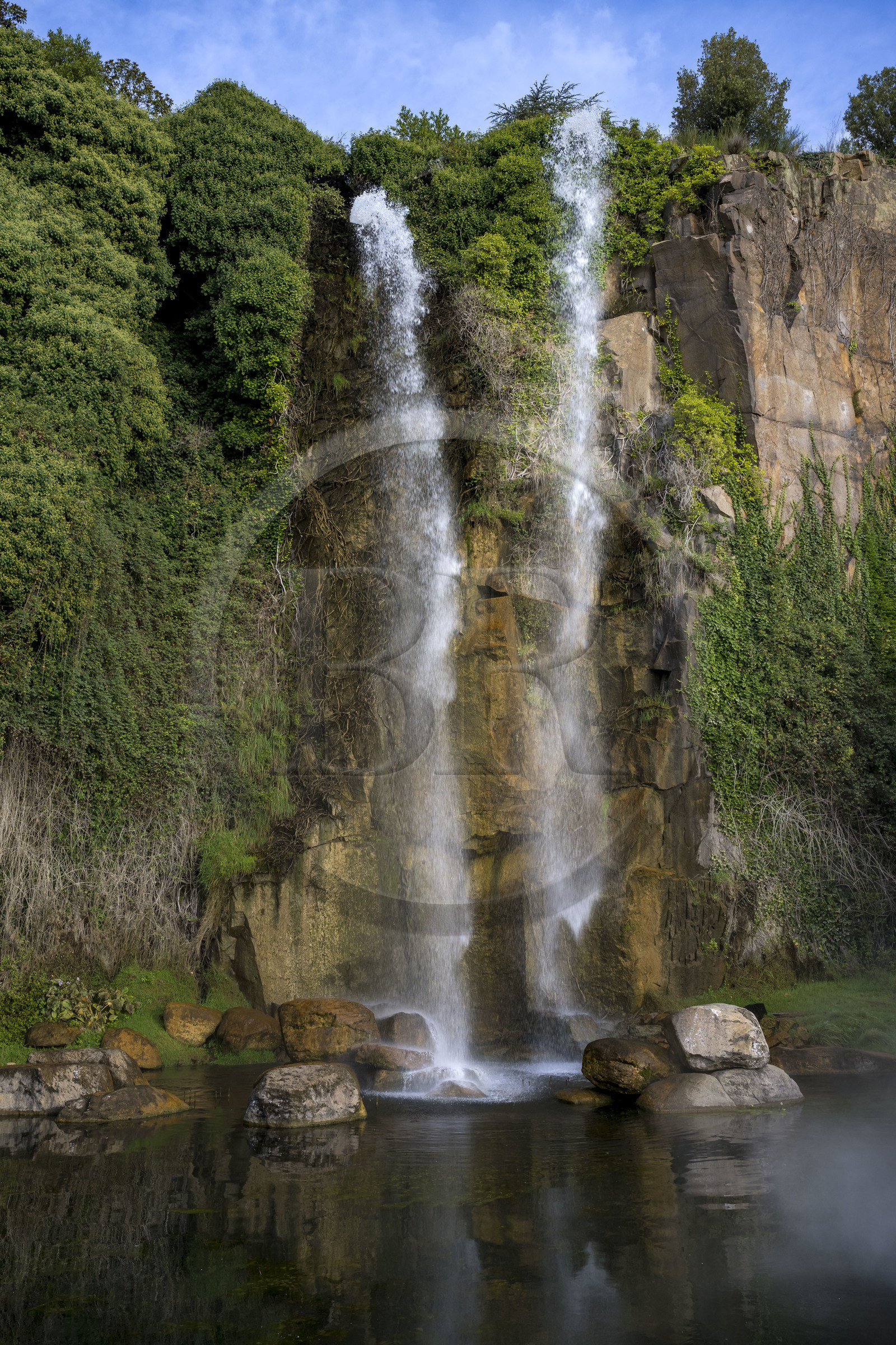 France, Loire-Atlantique (44), Nantes, quartier de Chantenay, le Jardin Extraordinaire, parc public situé dans l'ancienne Carrière de Miséry avec sa cascade artificielle de 25 m de haut