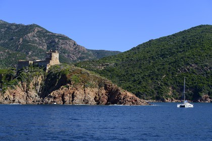 France, Corse-du-Sud (2A), Golfe de Girolata, classé Patrimoine Mondial de l'UNESCO, Girolata sur la commune d'Osani, fortin avec une tour gênoise carrée
