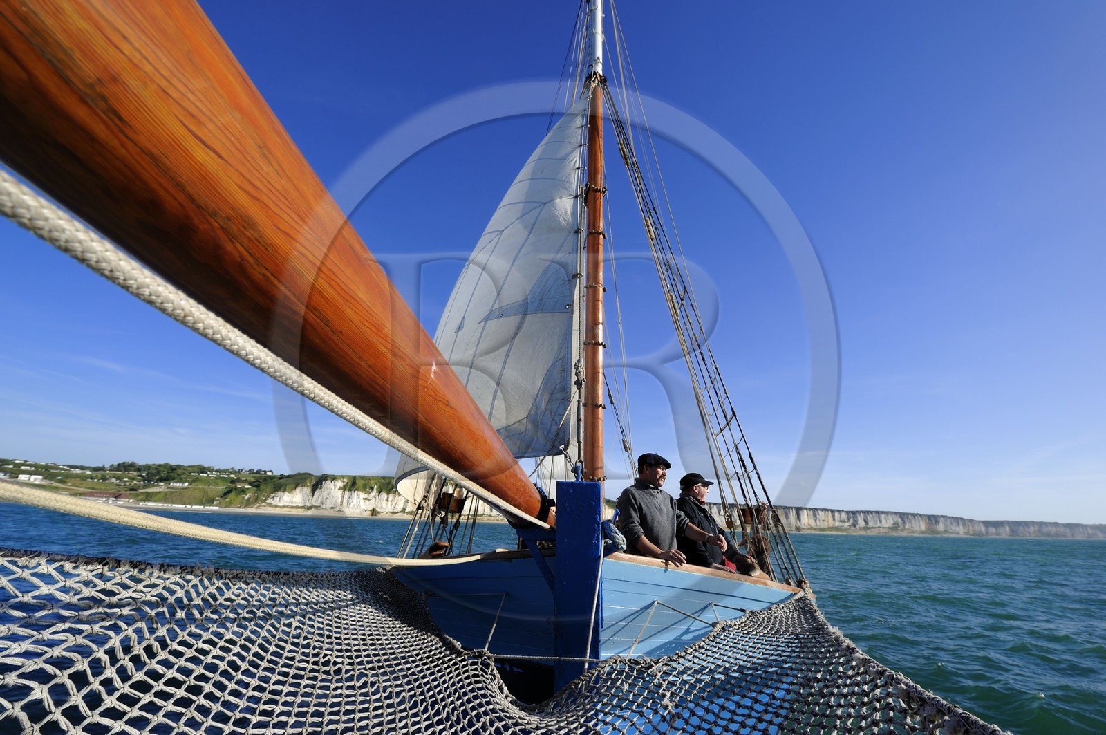 France, Seine-Maritime (76), Pays de Caux, Côte d'Albâtre, sortie en mer à bord du vieux gréement la Tante Fine au large des falaises de Fécamp