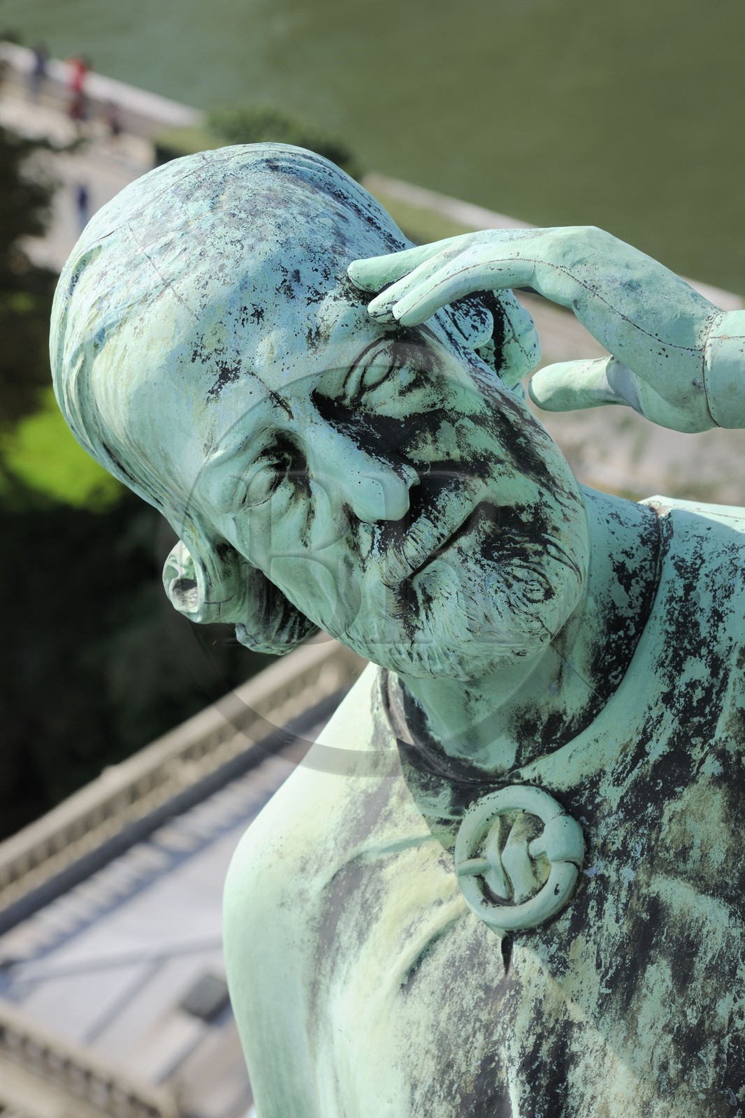 France, Paris (75), île de la Cité, la cathédrale Notre-Dame, la flèche domine les statues de cuivre vert-de-grisé des douze apôtres avec les symboles des quatre évangélistes. Viollet-le-Duc s’est fait représenter lui-même sous les traits de saint Thomas avec son équerre