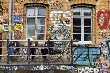 Allemagne, Berlin, RAW Tempel, haut lieu de l’art libre et urbain entre Revaler Strasse et les voies de chemin de fer de la station Warschauer Strasse