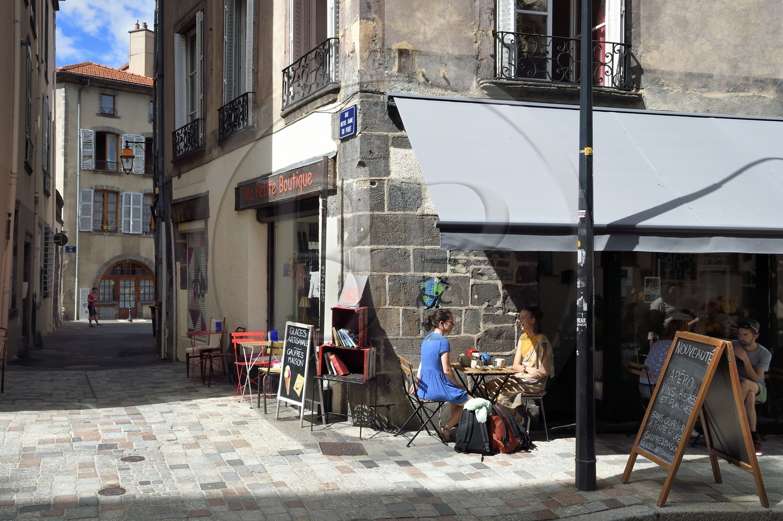 France, Puy de Dome, Clermont Ferrand, small shop at the corner of rue du Port and Notre-Dame-du-Port