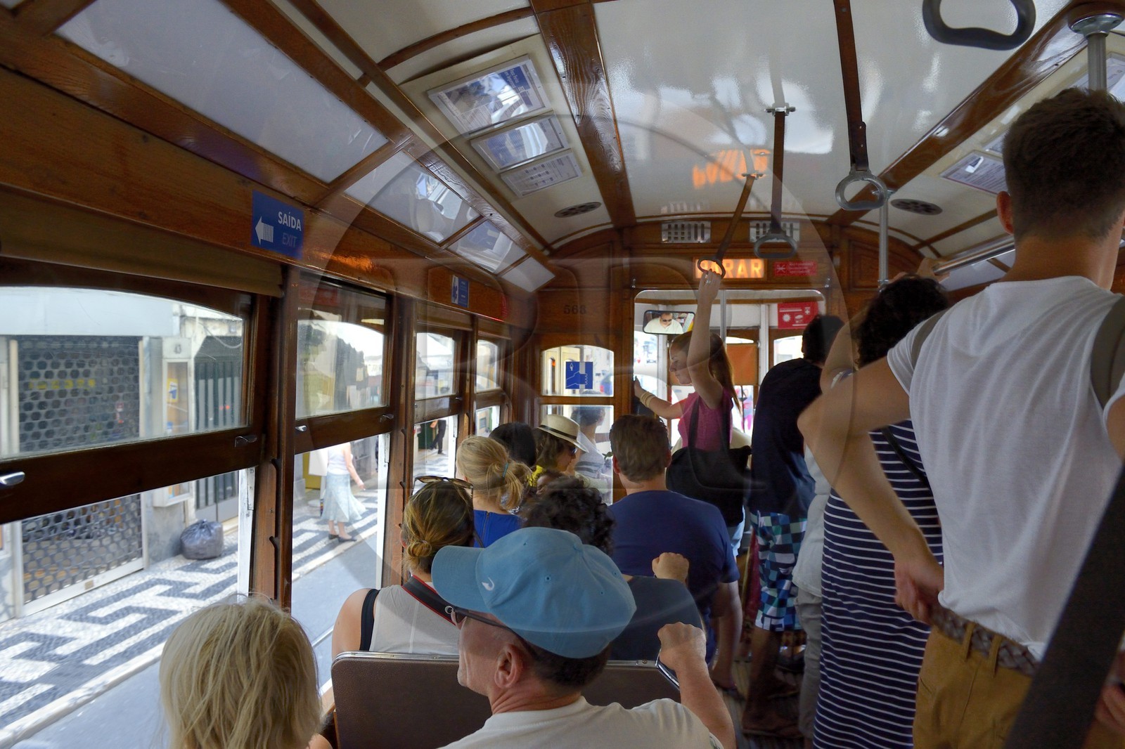Portugal, Lisbonne, quartier de l'Alfama, à l'intérieur d'un vieux tramway (electricos)