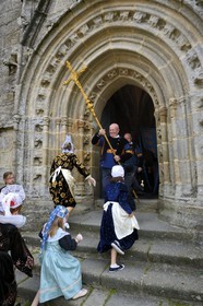 France, Finistère (29), Locronan, labellisé Les Plus Beaux Villages de France, sortie en costume traditionnel de la chapelle du Péniti adjacente à l'église Saint Ronan pour le départ de la procession de la Troménie