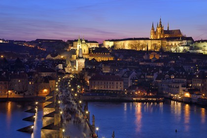 République Tchèque, Prague, centre historique classé Patrimoine Mondial de l' UNESCO, le pont Charles (Karluv Most ou Karlov Most), la tour gothique à l'entrée du pont du côté du quartier de Mala Strana devant l'église Saint Nicolas (Sv. Mikulase) et le chateau Royal en arrière plan à droite