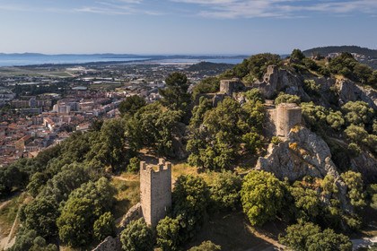 France, Var (83), Hyères, Massif des Maurettes, colline du Castéou, Chateau d'Hyères du XIe siècle et le tombolo de la Presqu'Ile de Giens en arrière plan (vue aérienne)
