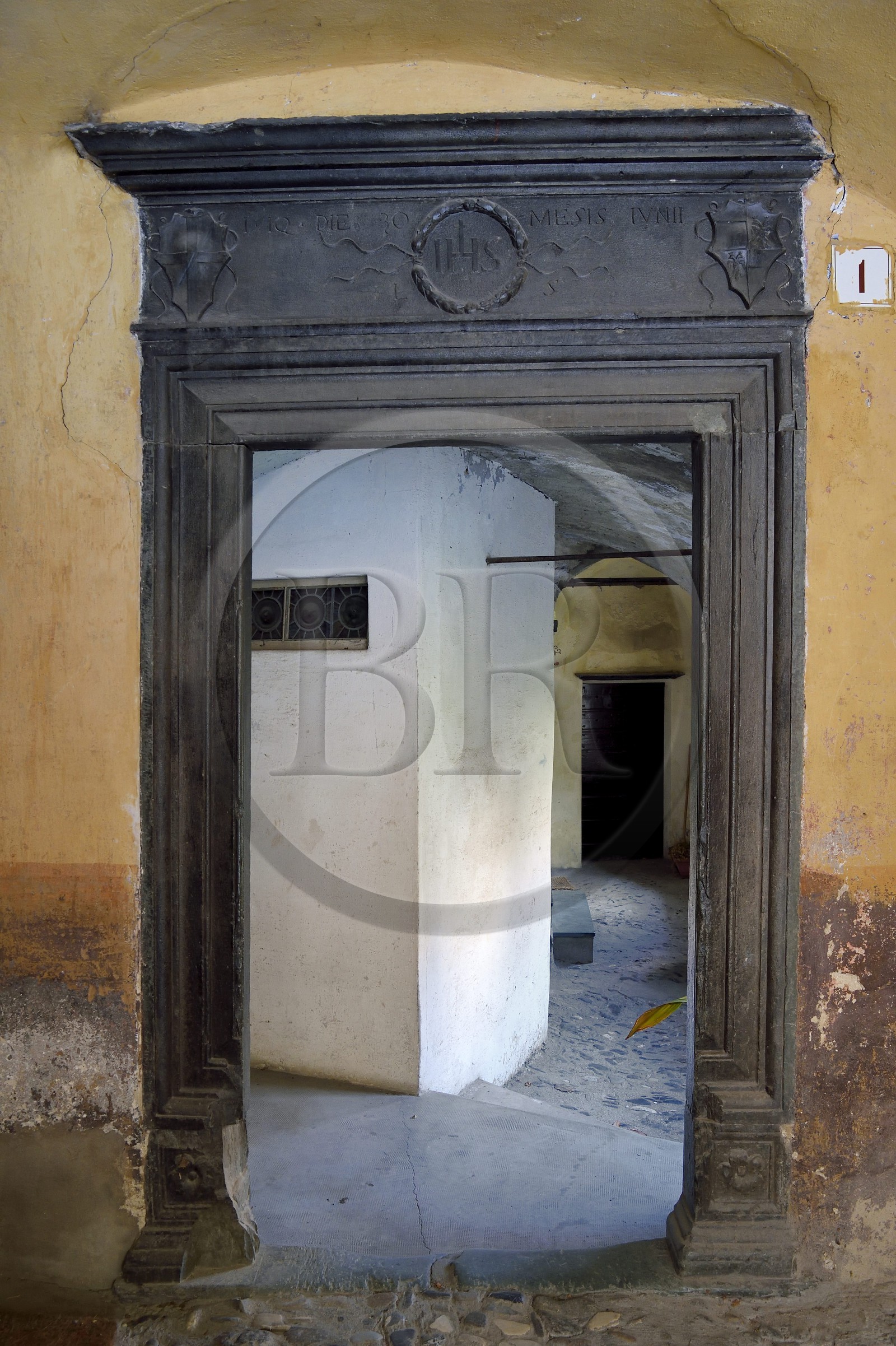 France, Alpes-Maritimes (06), vallée de la Roya (arrière-pays niçois), au pied du parc national du Mercantour, Tende, Palais Lascaris dans la ville basse, linteau de porte en schiste vert gravé du monogramme IHS signifiant Jésus sauveur des hommes qui éloigne les mauvais esprits de la maison