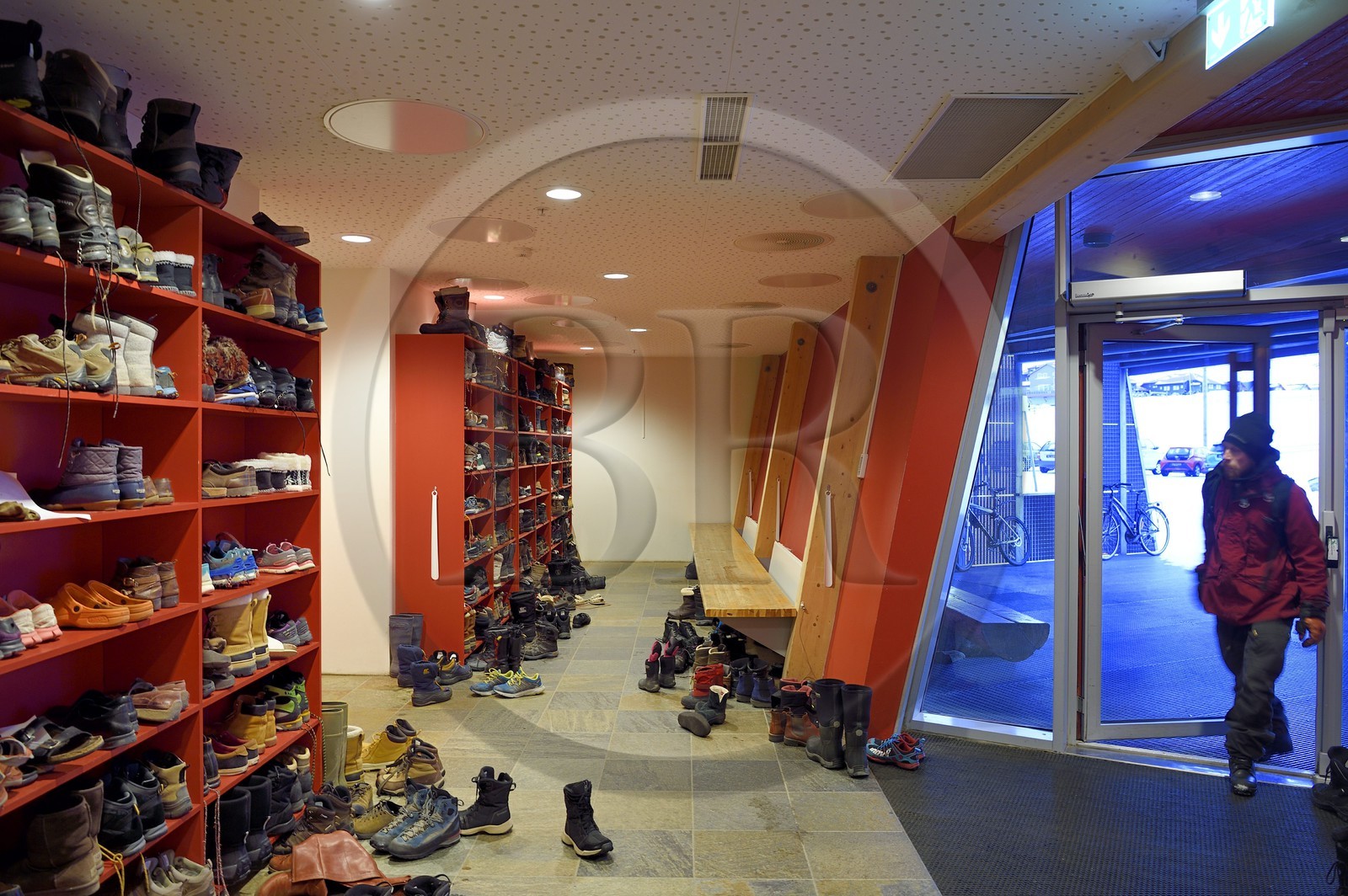 Norvège, Svalbard, Spitzberg, Longyearbyen, université du Svalbard, tout le monde se déchausse pour entrer dans le batiment