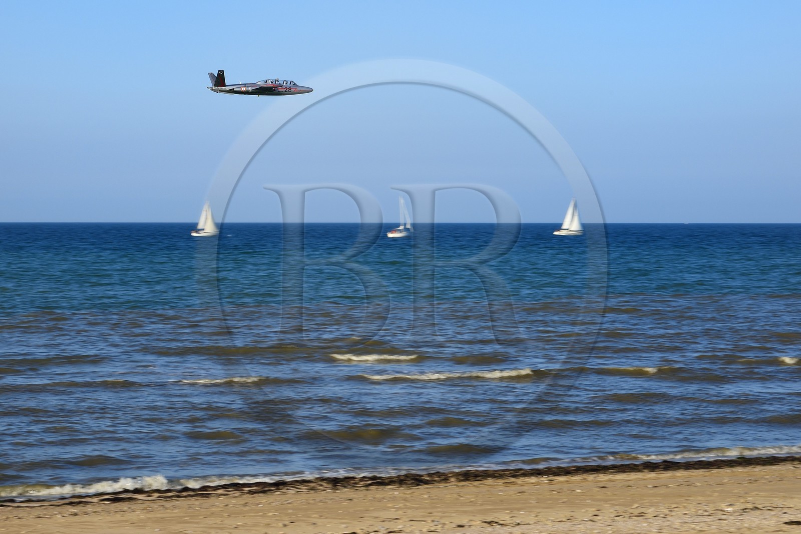 France, Calvados (14), Saint-Aubin-sur-Mer, avion d'entrainement militaire biplace ayant servi dans l’aéronavale française de 1959 à 1994, le Fouga CM-175 Zéphyr au dessus de Juno Beach