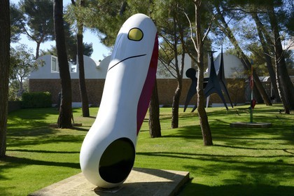 France, Alpes-Maritimes (06), Saint Paul de Vence, Fondation Maeght, musée d'art contemporain, sculpture Personnage (1972) de Joan Miro dans le jardin de sculptures