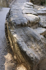 France, Gard (30), le Pont du Gard, dépot calcaires du à des siècles d'écoulement d'eau à la sortie de l'aqueduc romain