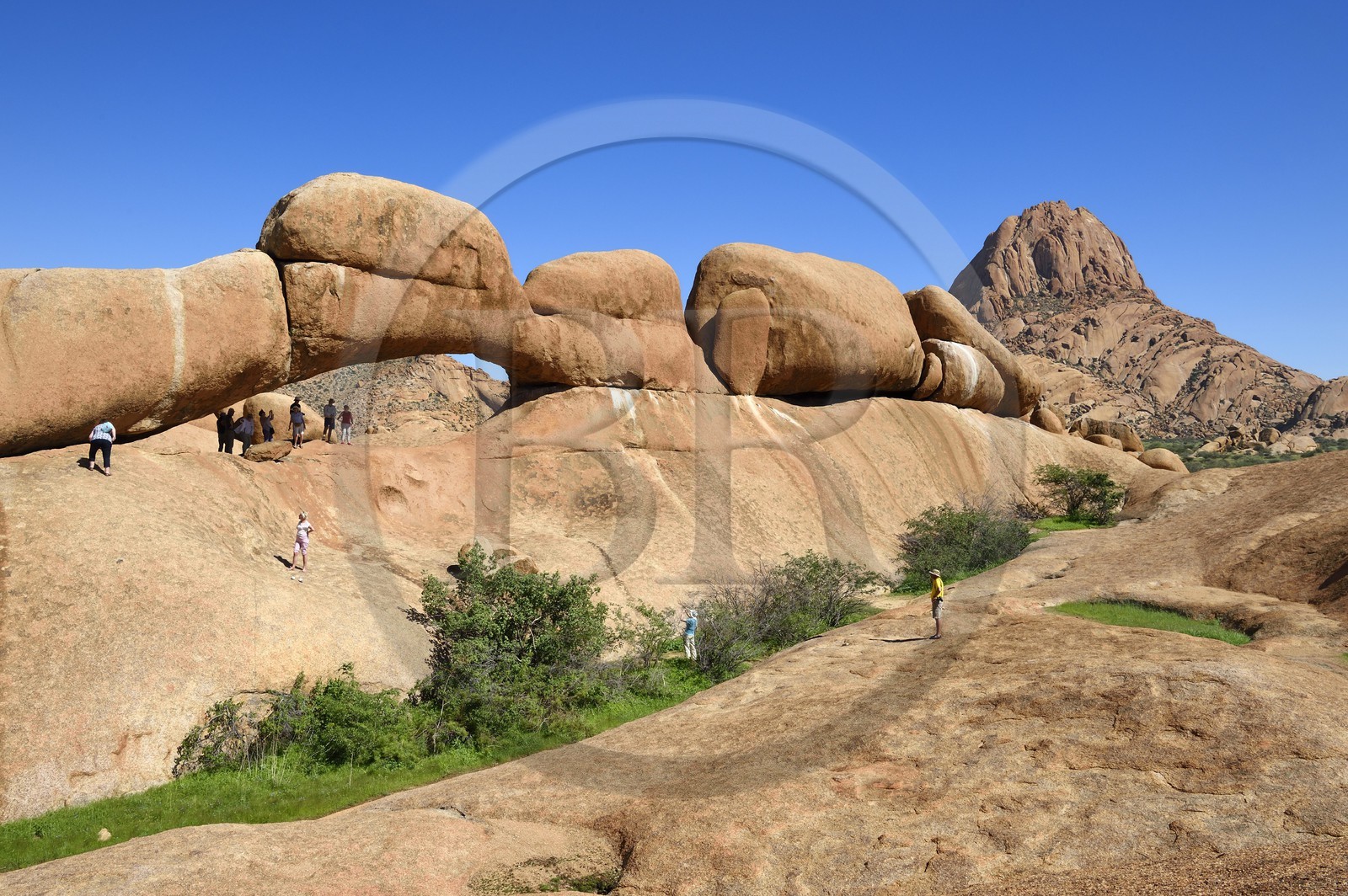 Namibie, région de Erongo, Damaraland, le Spitzkoppe ou Spitzkop (1784 m), arche naturelle dans la montagne granitique dans le désert du Namib