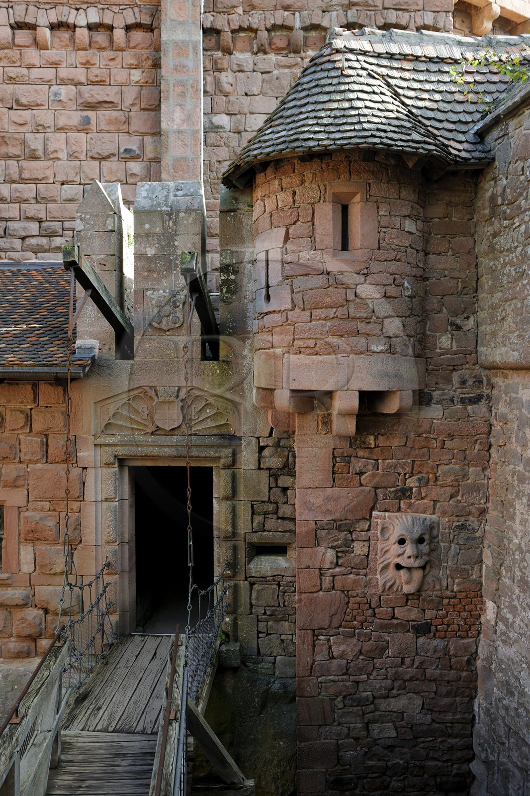 France, Bas-Rhin (67), le château du Haut-Koenigsbourg, porte avec linteau orné d'une coquille menant du logis ouest au jardin supérieur