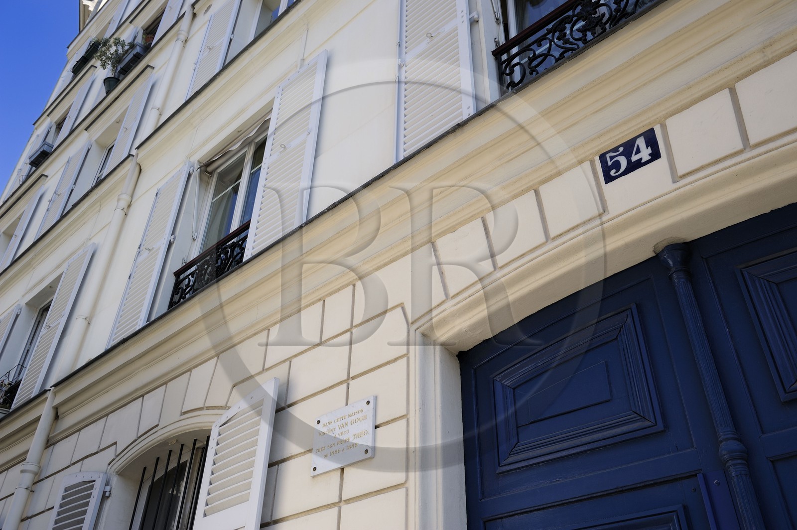 France, Paris (75), Montmartre, au n° 54 rue Lepic le peintre Vincent Van Gogh et son frère Théo habitèrent au troisième étage de 1886 à 1888