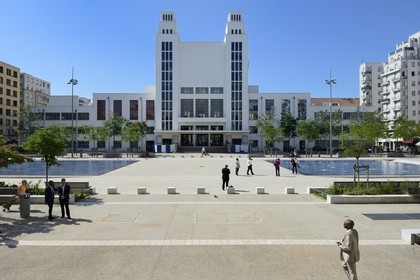 France, Rhône (69), Villeurbanne, ensemble architectural des gratte-ciel construit de 1927 à 1934, l’ancien Palais du Travail aujourd’hui occupé par le TNP sur la place Lazare Goujon