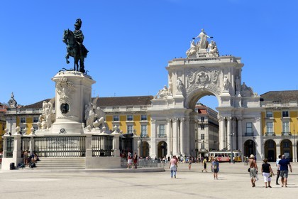 Portugal, Lisbon, Baixa Pombal district, Praca do Comercio (Commerce Square), Joao I equestrian statue and Triumphal Arch of Rua Augusta (Arco da Rua Augusta)